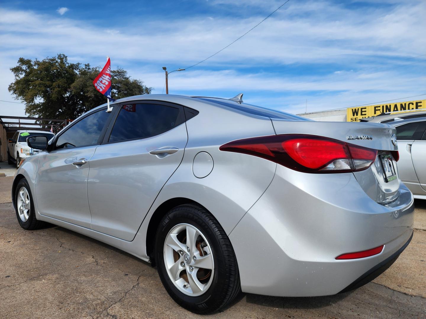 2015 SILVER Hyundai Elantra SE (5NPDH4AE4FH) with an 1.8L L4 DOHC 16V engine, 6-Speed Automatic transmission, located at 2660 S.Garland Avenue, Garland, TX, 75041, (469) 298-3118, 32.885551, -96.655602 - Photo#5